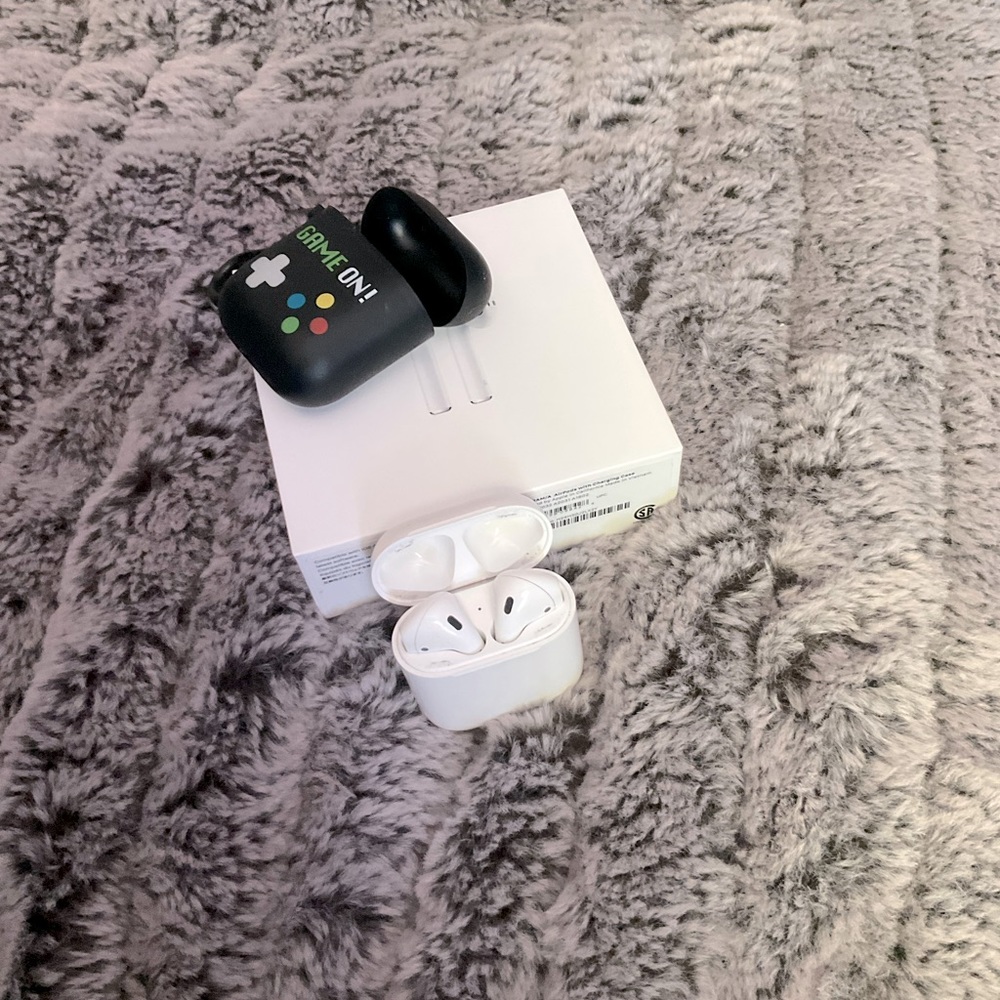 Selling air pods 1 generation